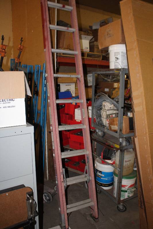 lot 191 image: Louisville 12ft. Fiberglass Aluminum Extension Ladder
