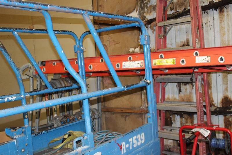 lot 193 image: Werner 18ft. Fiberglass Aluminum Extension Ladder