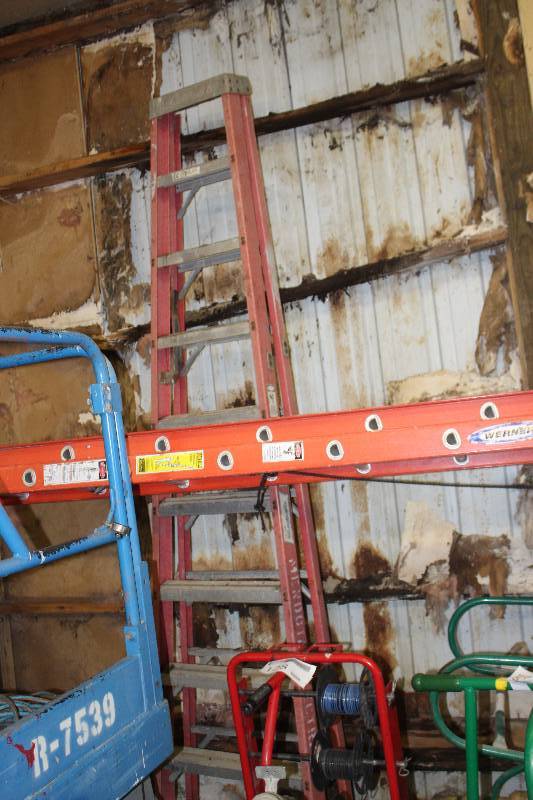 lot 192 image: 10ft. Fiberglass Aluminum Step Ladder