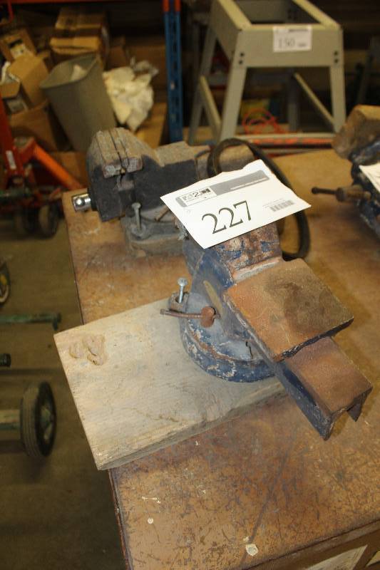lot 227 image: Lot of (2) Bench Vises