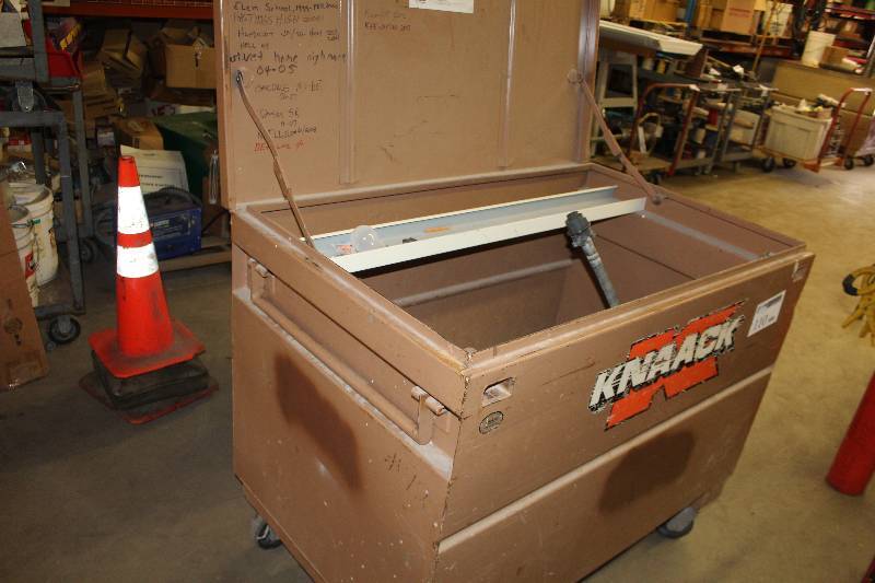 lot 110 image: Knack 4-Wheel Metal Storage Bin w Hinged Lid