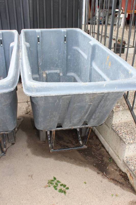 lot 250 image: 2-Wheel Plastic Utility Cart