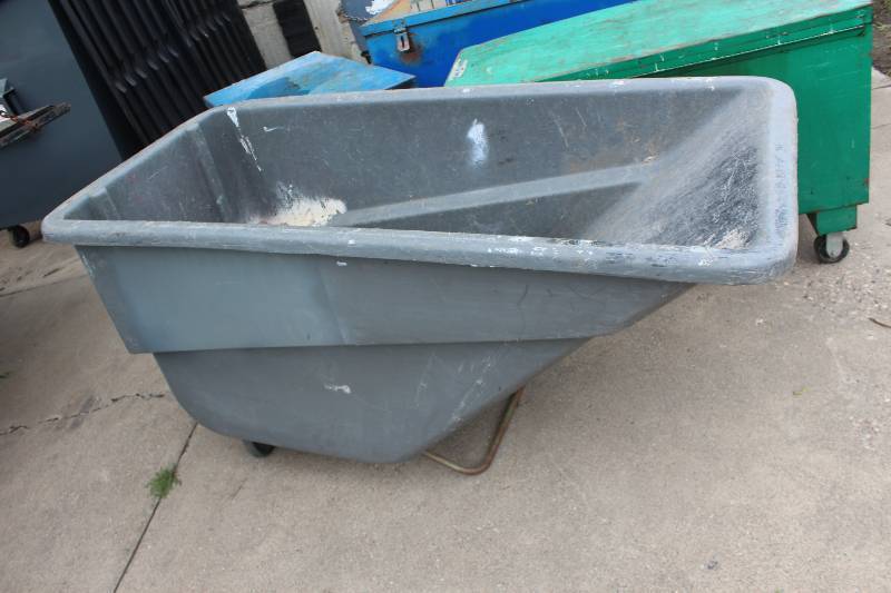 lot 252 image: 2-Wheel Plastic Utility Cart