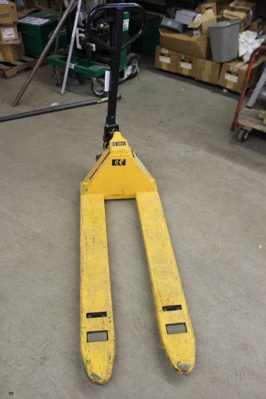 lot 257 image: Uline Pallet Jack