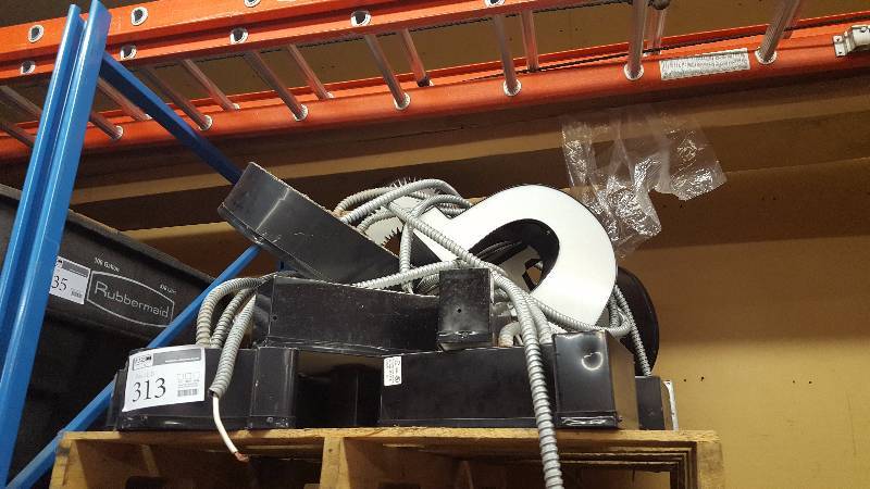 lot 313 image: Exterior Lighted Sign Letters (pallet Lot)