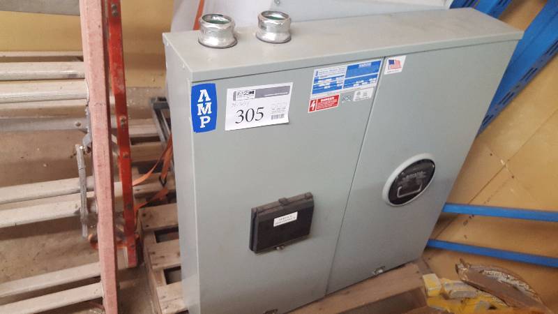 lot 305 image: Bolt Switch 300 Volt, 400 Amp Pull Out Switch