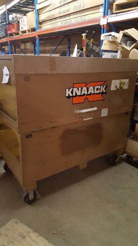 lot 213 image: Knack 4-Wheel Metal Storage Bin w Hinged Lid