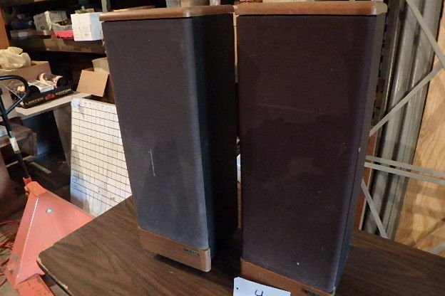 lot 4 image: Advent Speakers
