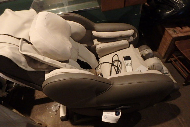 lot 10 image: Brookstone Massage Chair