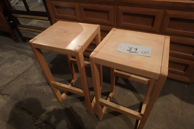 lot 34 image: Pair Oak Stools