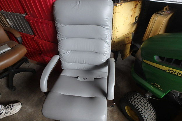 lot 68 image: Grey Leather Office Chair