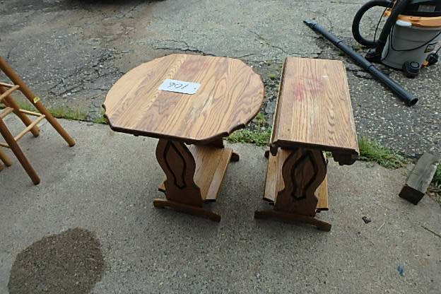 lot 106 image: 2 Small Drop Leaf Side Tables