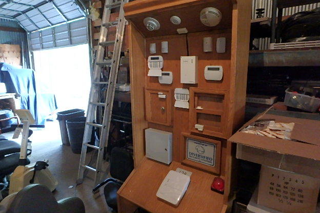 lot 128 image: Large , Heavy Display Rack