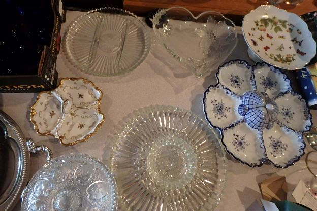 lot 134 image: Lot of Serving Pieces