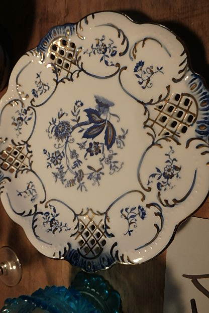 lot 150 image: Porcelain and Glass Pieces