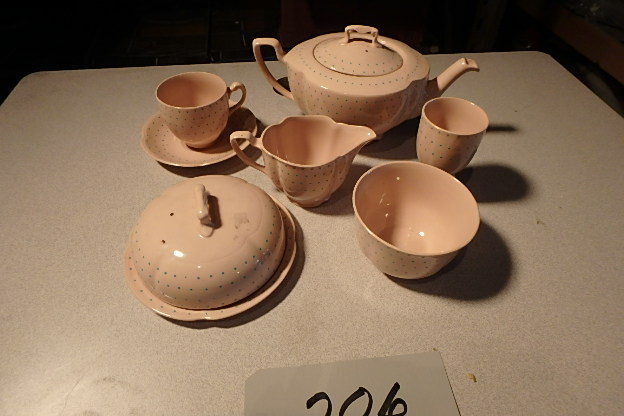 lot 206 image: Pink Tea Set