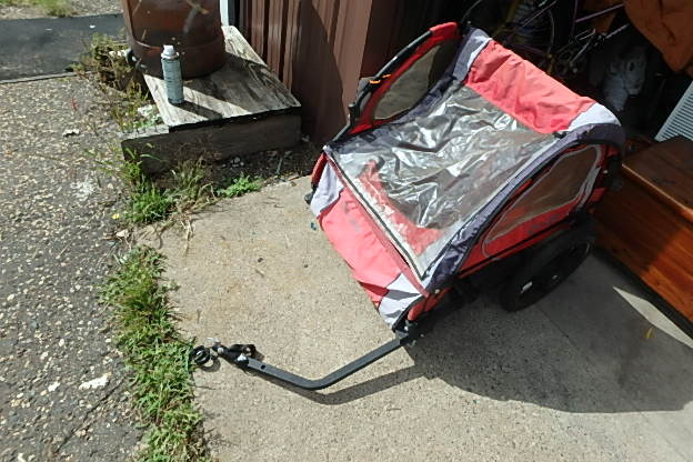 lot 253 image: Instep Bike Trailer