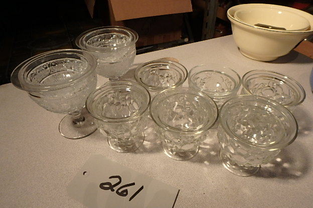 lot 261 image: 6 Shrimp Boats