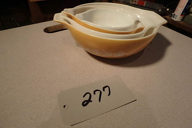 lot 277 image: Pyrex Bowl Set