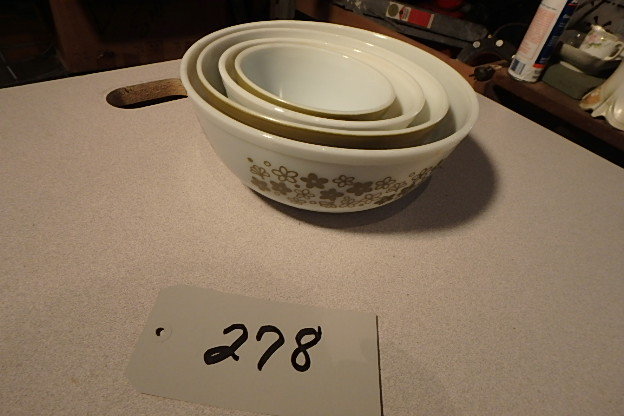 lot 278 image: Pyrex Bowl Set