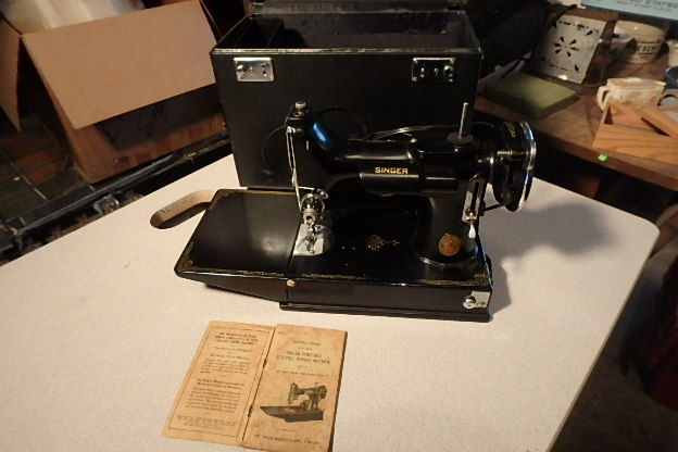 lot 302 image: SingerFeatherweight Portable