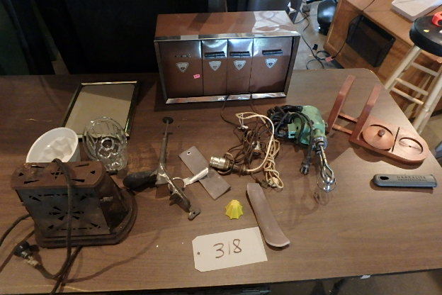 lot 318 image: Stuff
