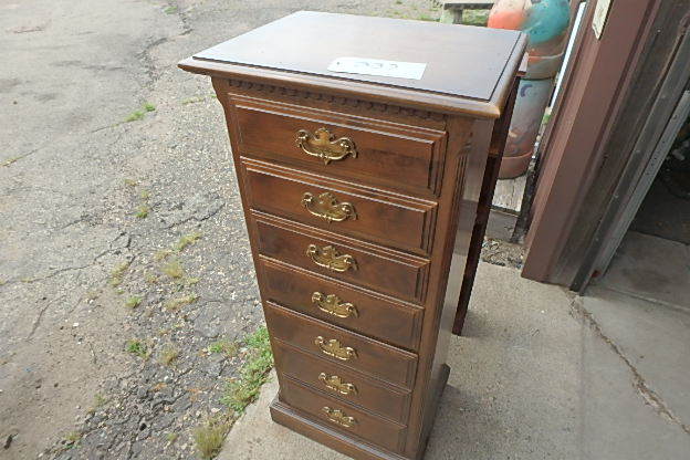 lot 337 image: Large Jewelry Case on Wheels