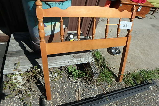 lot 370 image: Single Bed wRails