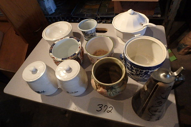 lot 372 image: Porcelain Pieces