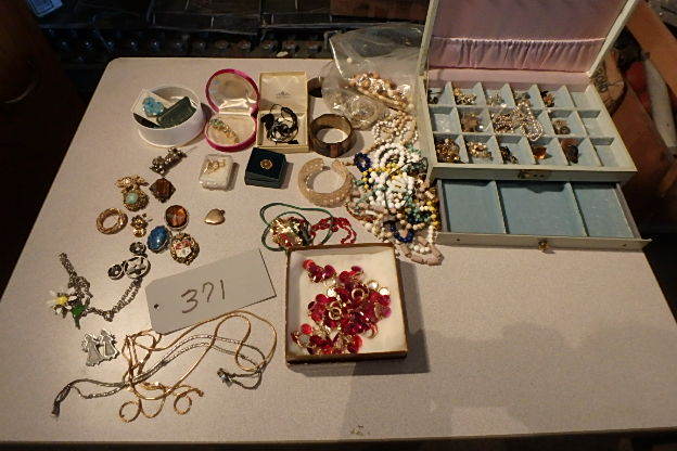 lot 371 image: Jewelry