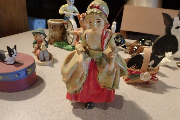 lot 373 image: Small Porcelain Pieces, knick Knacks