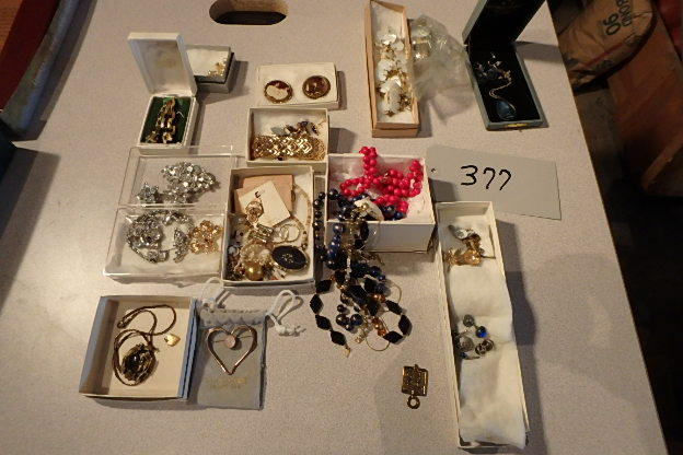 lot 377 image: Jewelry