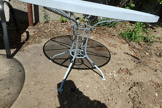 lot 404 image: Patio Table