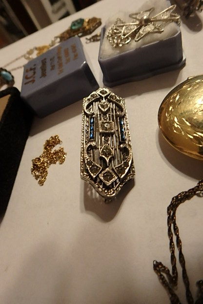 lot 406 image: Jewelry