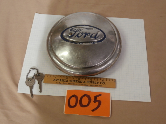 lot 5 image: Vintage HURD Ford Locking Hubcap