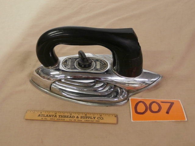lot 7 image: Vintage PETIPOINT Deco Clothes Iron