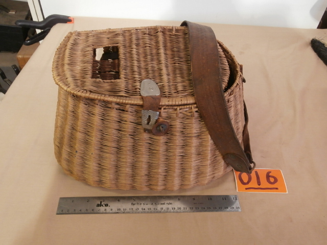 lot 16 image: Vintage Wicker Fish Creel