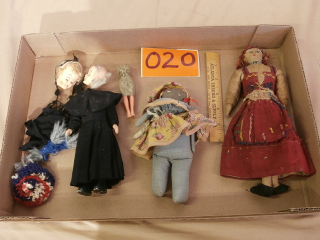 lot 20 image: Group of Vintage Dolls