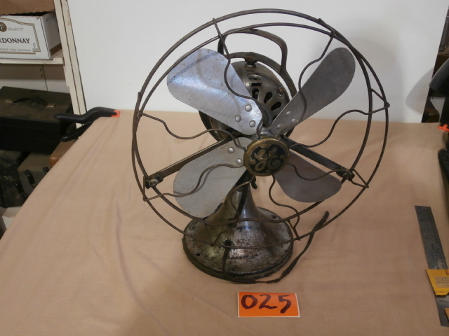 lot 25 image: Vintage GE Electric Table Fan