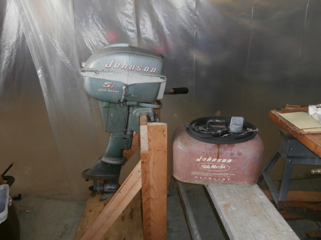 lot 34 image: 1950s JOHNSON 5 12 hp Outboard Motor & Tank