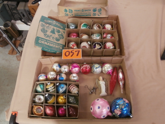 lot 57 image: Nice Group of Vintage Christmas Ornaments