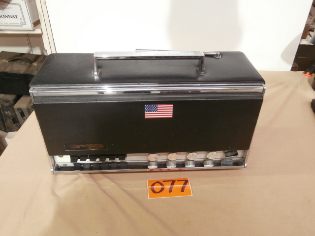 lot 77 image: Vintage SEARS ComTrek lX 9 Band Radio