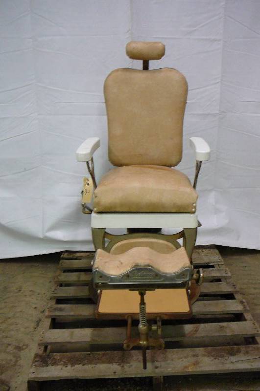 lot 2 image: Vintage Barber Chair