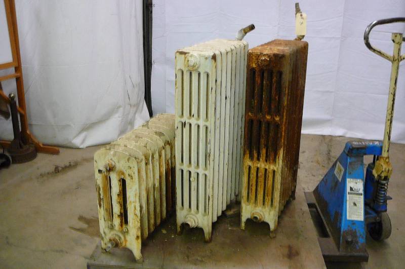 lot 3 image: Vintage Cast Iron Radiators