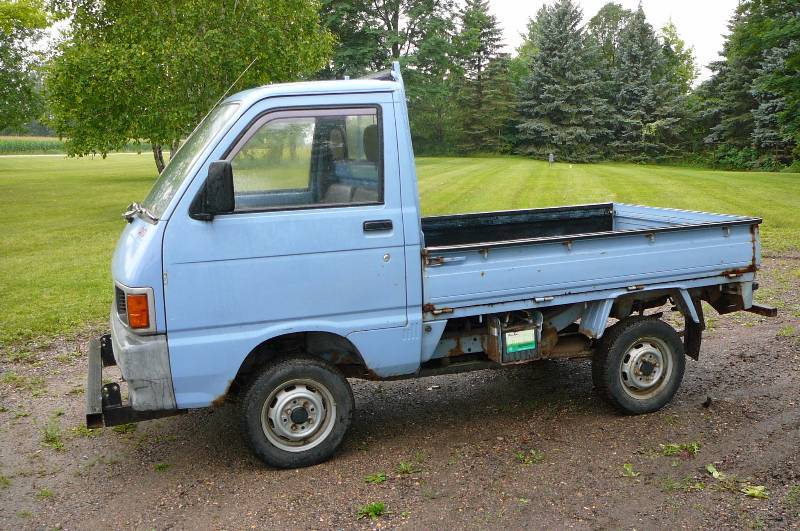 lot 8 image: Daihatsu Pick-Up