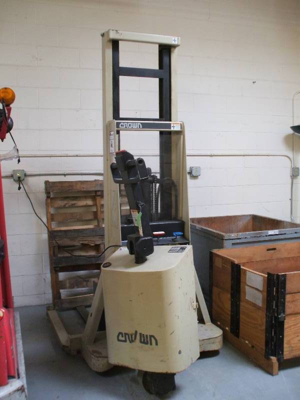 WALKIE STACKER FORKLIFT