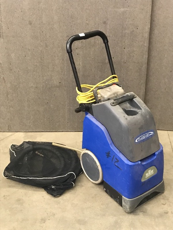lot 4 image: Windsor Carpet Cleaner