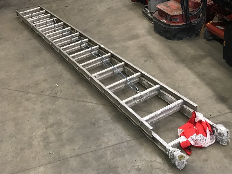 lot 26 image: Aluminum Extension Ladder