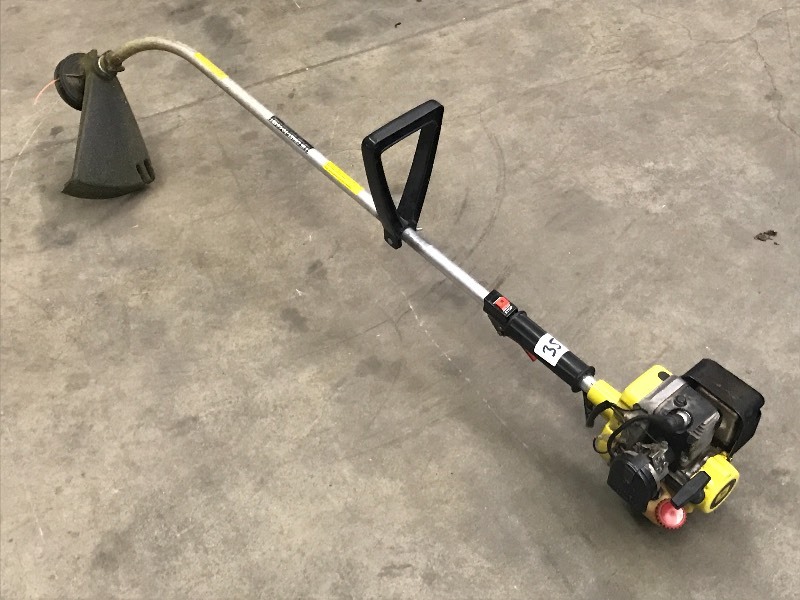 lot 35 image: John Deere Grass Trimmer