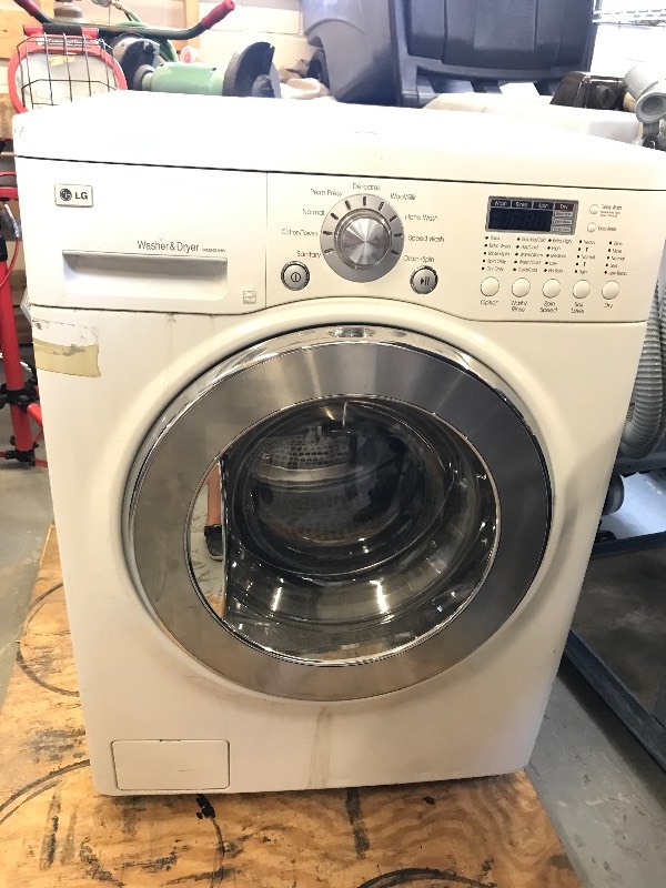 lot 607 image: WASHER DRYER COMBO